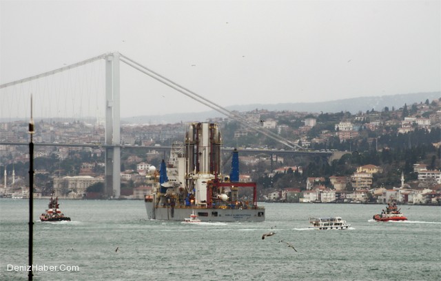 Dev Petrol Platformu İstanbul Boğaz Geçişinde