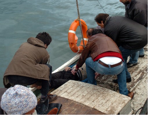 Ağ Seren Balıkçı Denize Düştü