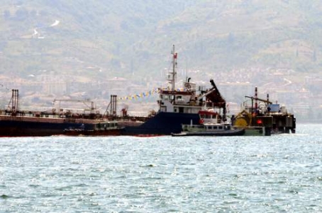 Körfezde denize mazot aktı