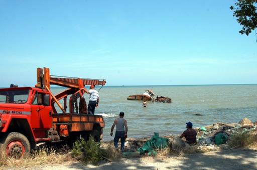 Şiddetli Dalgalar Yan Yatırdı