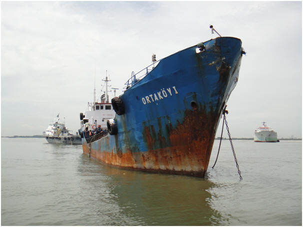 Türk Gemisi Nijerya'da Tutuklandı