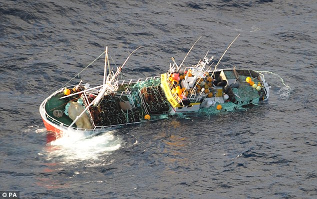 17 Balıkçı Dev Dalganın Batırdığı Gemiyi Terketti