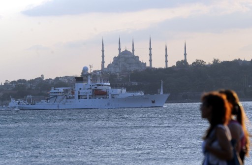 ABD Gemisi Çanakkale'den Geçti