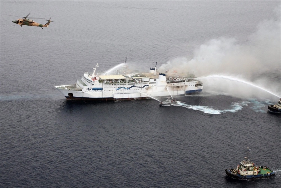 Feribot yangınında 1 ölü 12 yaralı var