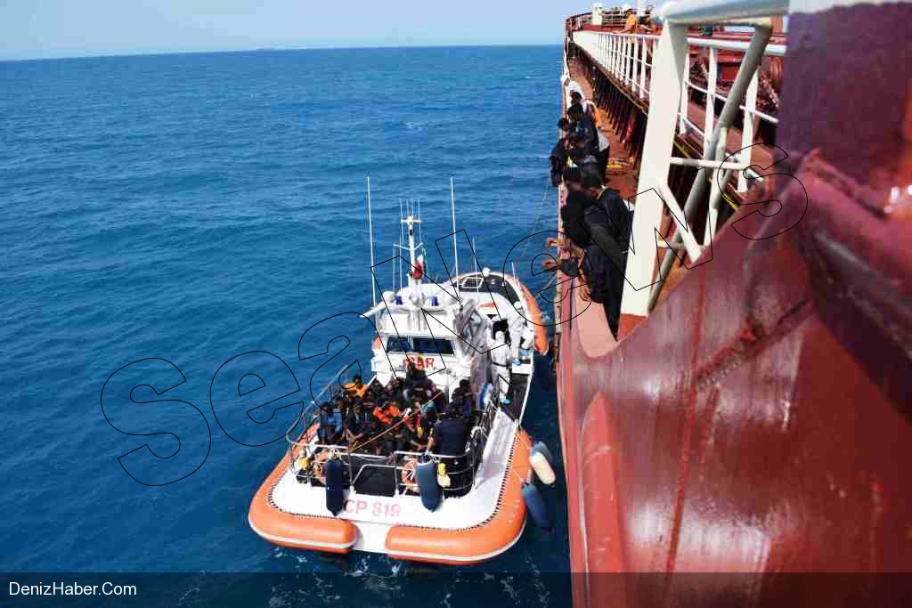 M/V Perge gemisi mültecileri teslim etti