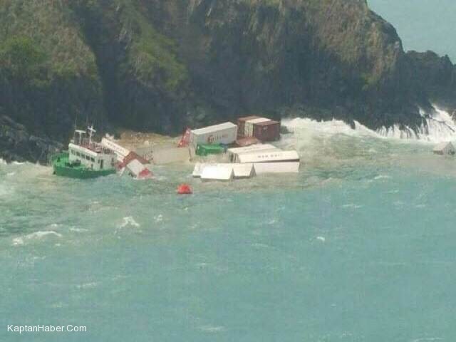 Konteyner gemisi kayalıklara çarparak battı