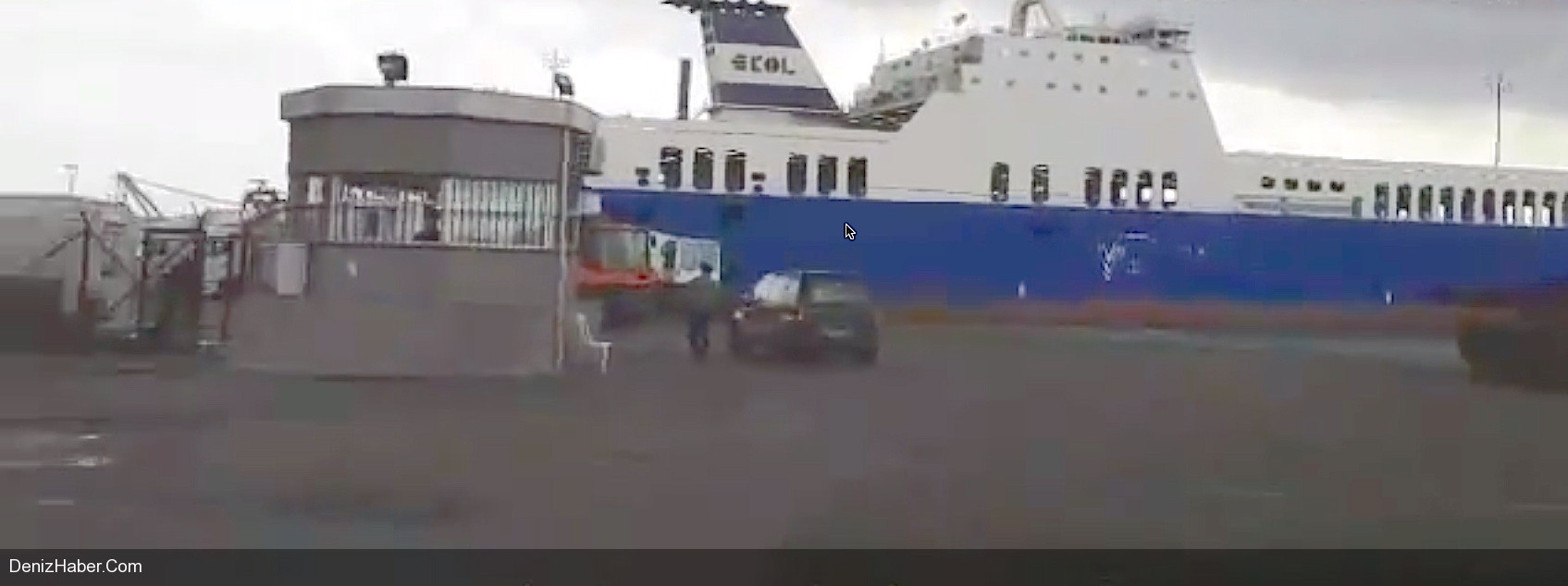 Halat koparan Qezban gemisi 2 tırı ezdi