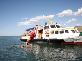 Yüzme Bilsen De Denize Yalnız Girme