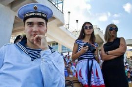 Asker Tatbikatta, Kızlar Seyirde!