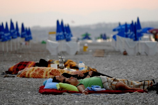 Sıcaklar İnsanları Sahilde Sabahlatıyor