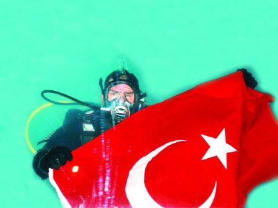 Şehitler için su altında 40 saat