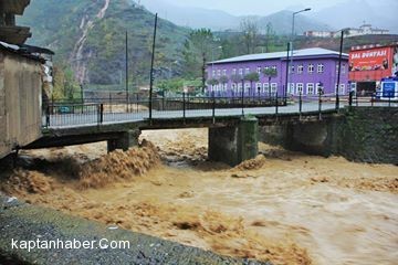Artvin&#039;de yoğun yağmur Murgul ilçesini de vurdu