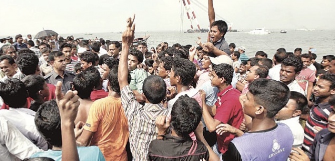 Dakka Yakınlarında Feribot Alabora Oldu