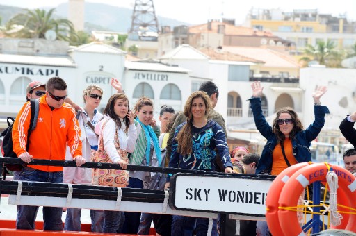 Yolcular Uçakla Evlerine Gönderildi