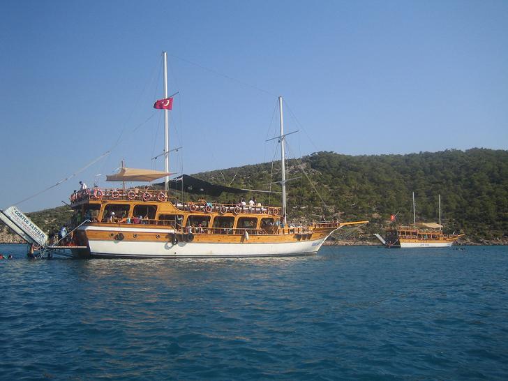 Seyir halindeki tekneden düşen bir kişi kayboldu