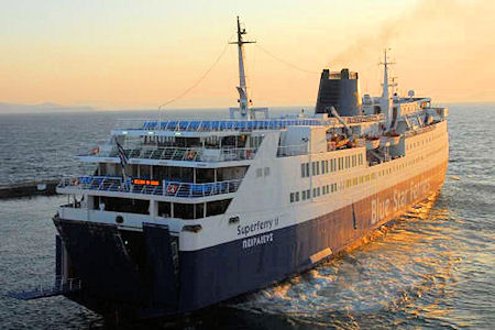 Ege&#039;de iki yolcu gemisi çarpıştı.