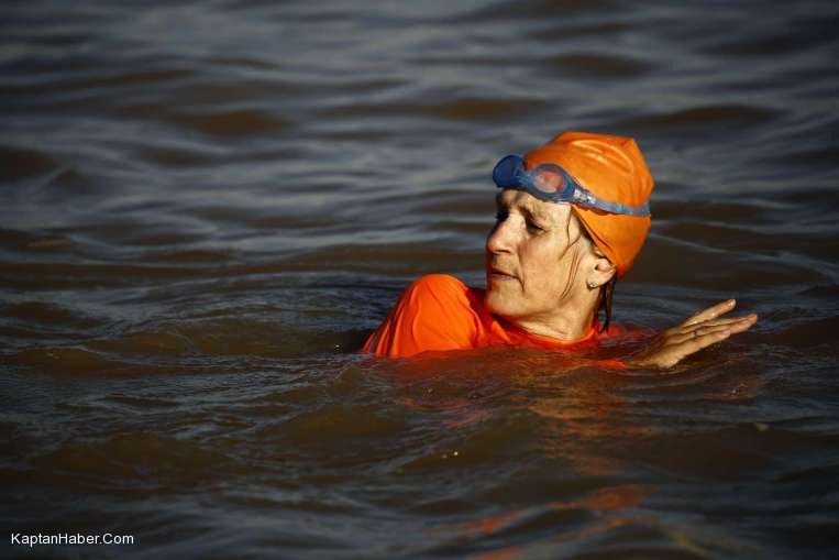 Hollandalı büyükelçi Nil&#039;i yüzerek geçti