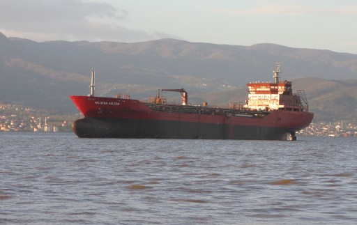 Halatı kopan tanker, sürüklendi ve oturdu!