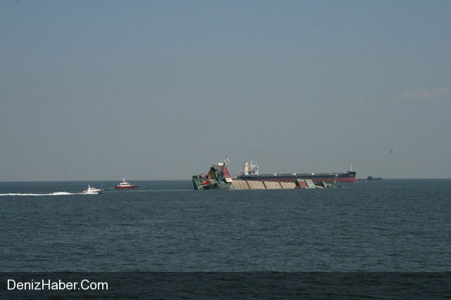 Konteyner gemileri çarpıştı, biri battı