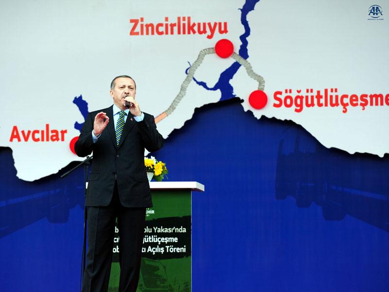 "Atatürk Üzerinden Geçinenler Var"