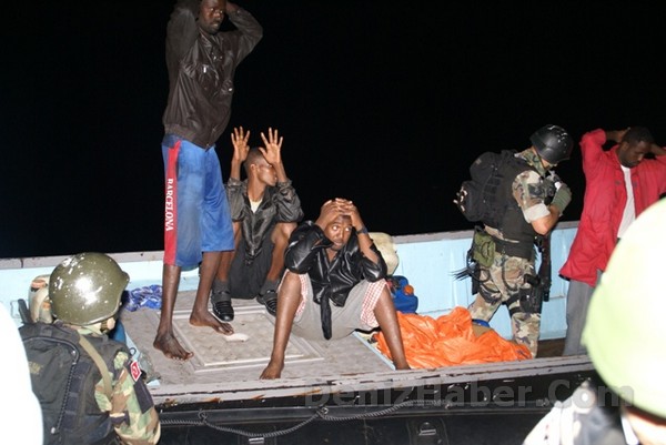 Gemlik Fırkateynimiz 7 Korsanı Yakaladı