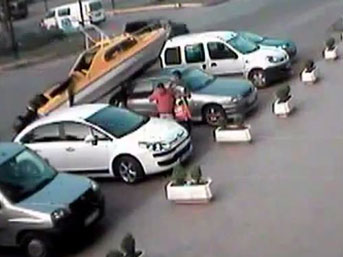 Tekne ile otomobil böyle çarpıştı...