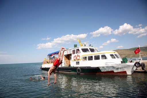 Bitlis&#039;te Tekneyle Yüzme Keyfi