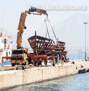 Tersaneye sembolik gemi çekildi