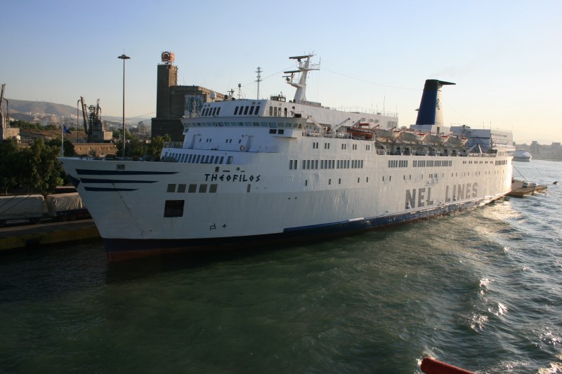 Yolcu Feribotu Limni&#039;de Rıhtıma Bindirdi