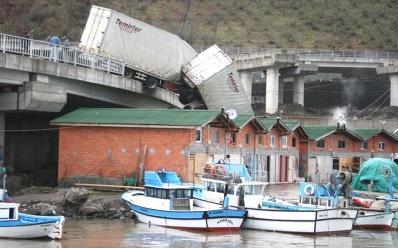 Tır Barınakların Üstünde Asılı Kaldı