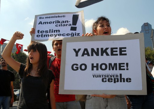 NATO Gemilerinin Geçişine Protesto