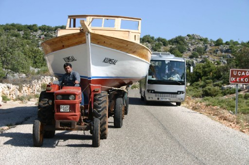 Onarılan Yat Traktörle Çekildi