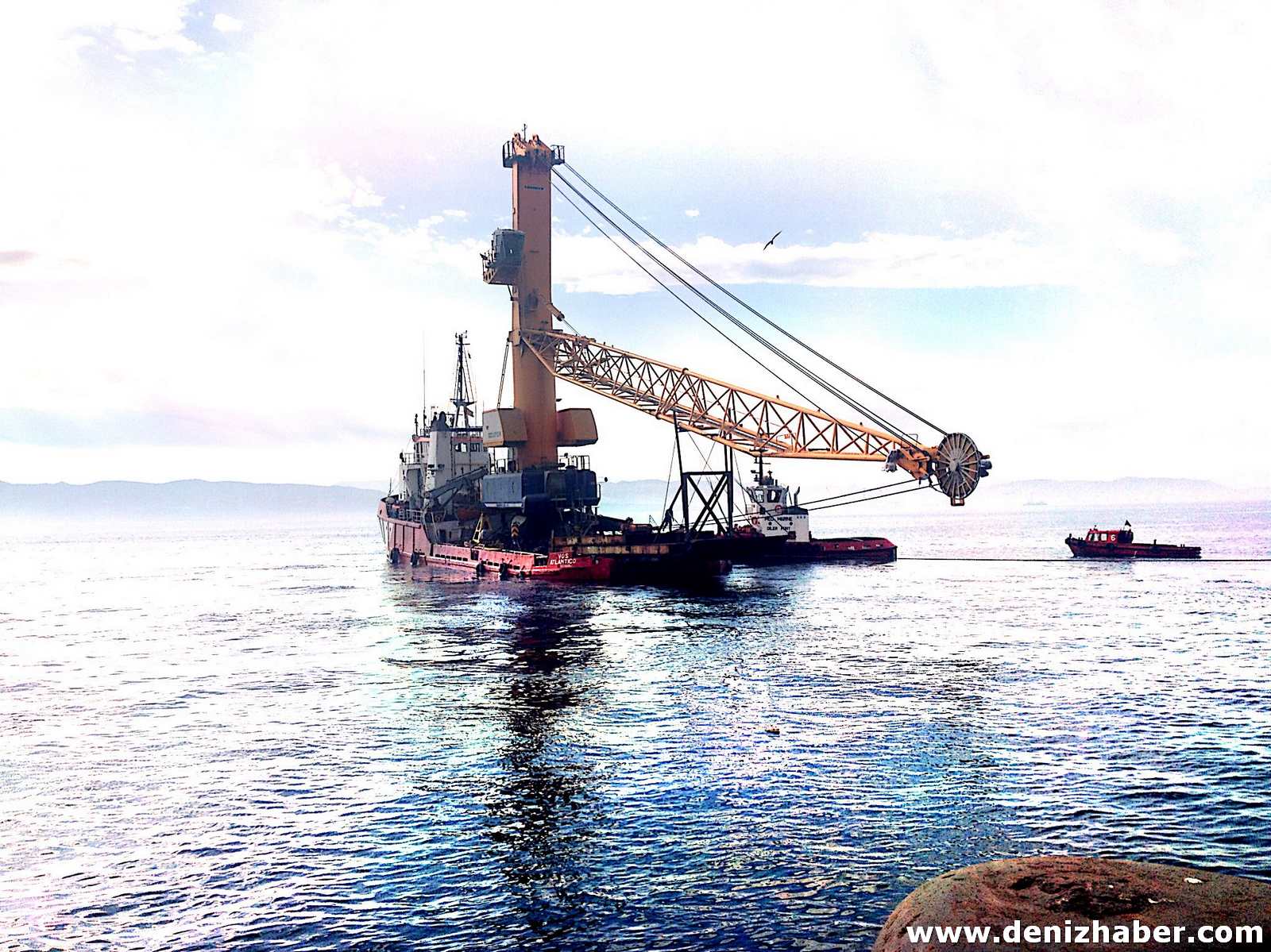 Dev vinç römorkörle böyle taşındı...