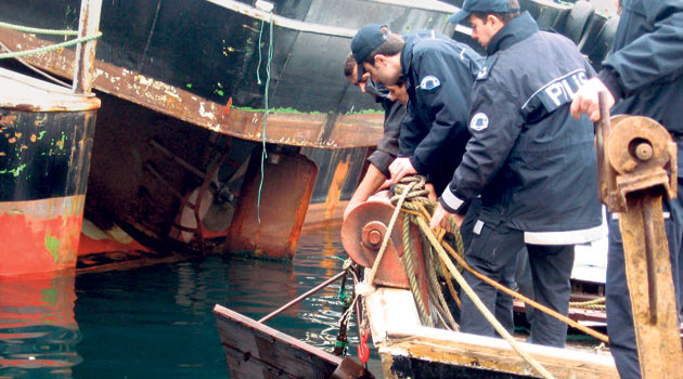 Trolle balık avlayan balıkçılara operasyon