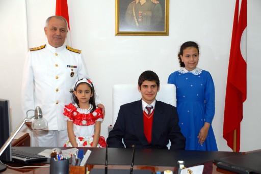 Tümamiral Makamında İlkokul Öğrencisi