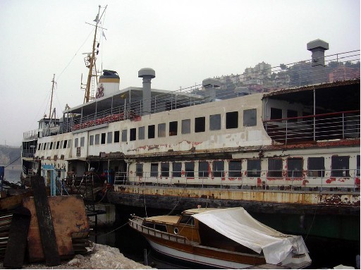 Turan Emeksiz Artık Yüzer Otel