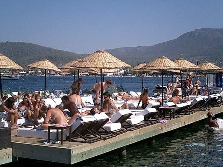 Polemiğe Konu İskeleler Yıkılıyor