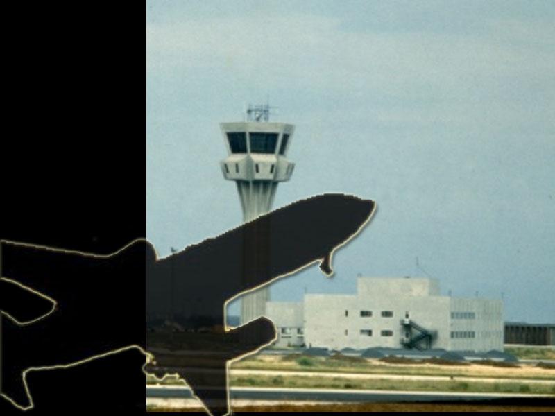 Yolcu Uçağı Kontrol Kulesine Çarptı