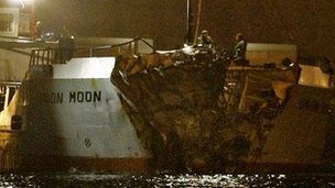 Yolcu feribotuyla yük gemisi çarpıştı