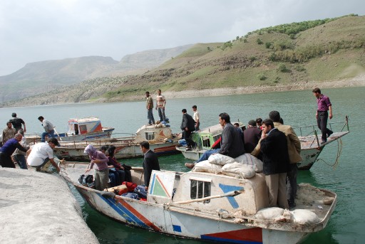 Urfa'da Feribot Yerine Balıkçı Teknesi