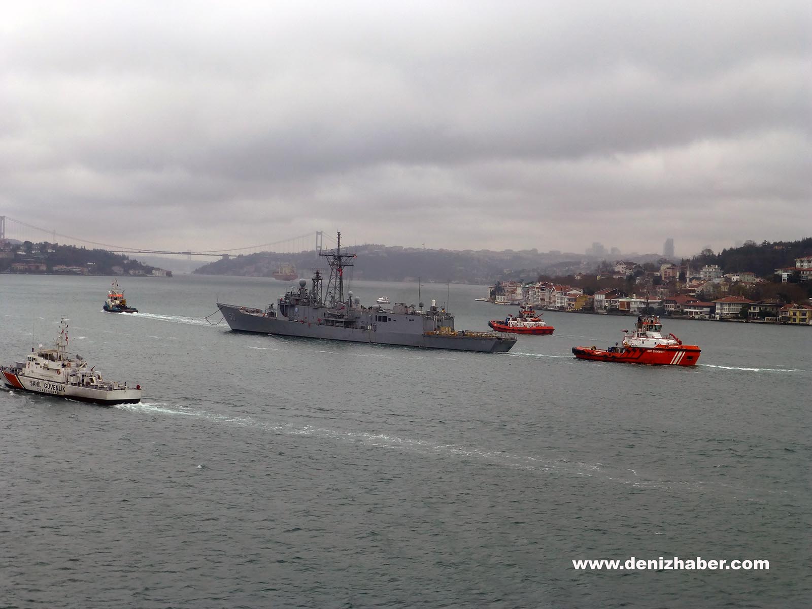 Hasarlı USS Taylor Boğaz&#039;dan böyle geçti