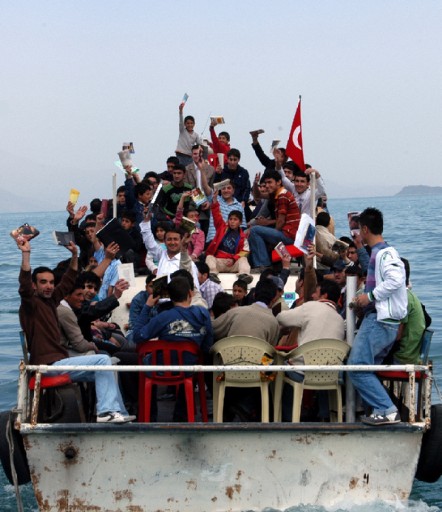 2 Bin Kişi Adaya Giderek Kitap Okudu