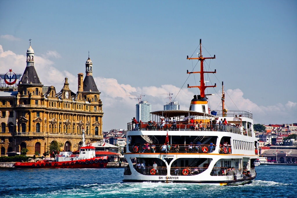 Tiyatro vapurda perde açıyor