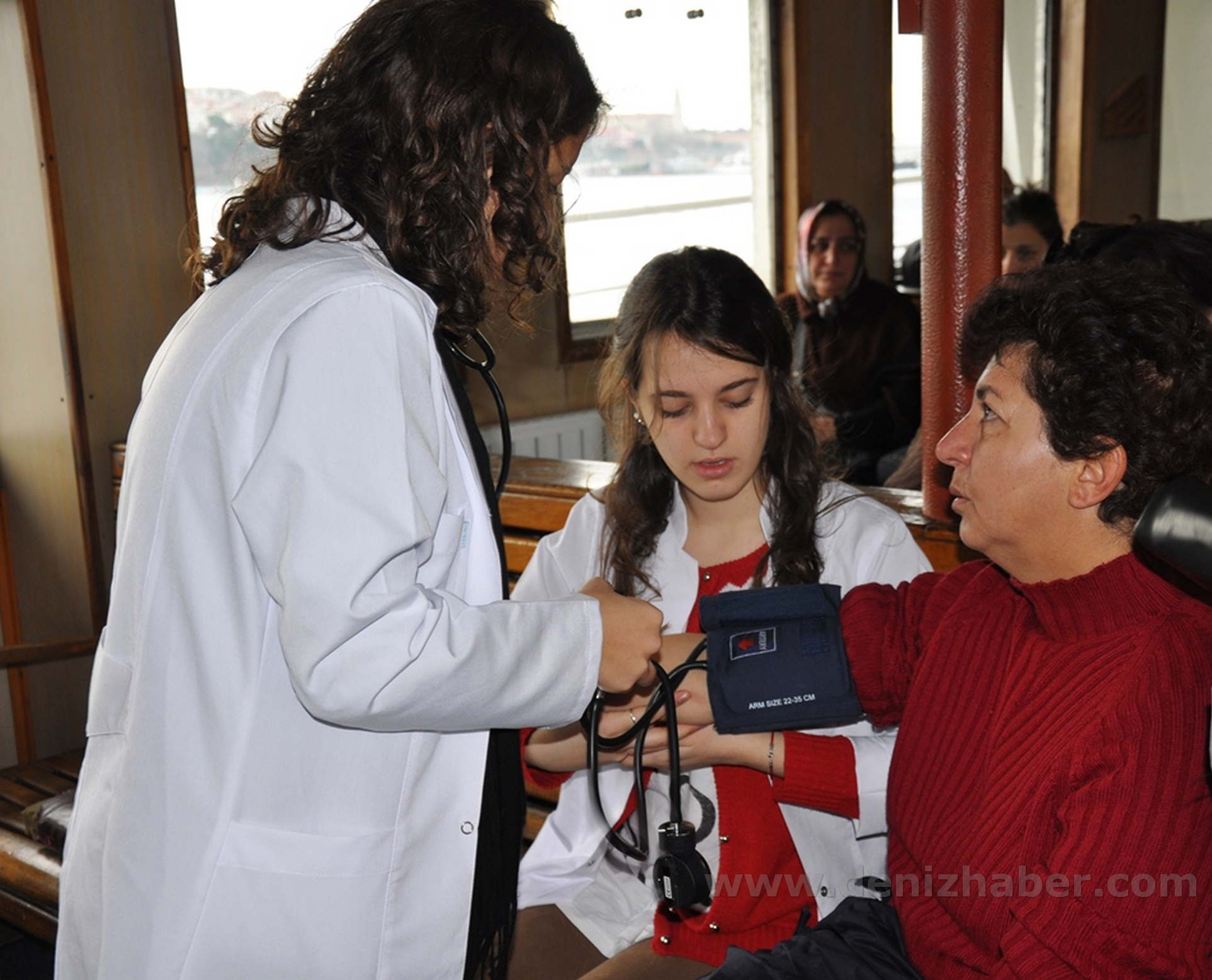 Vapur yolcularına tansiyon ölçümü