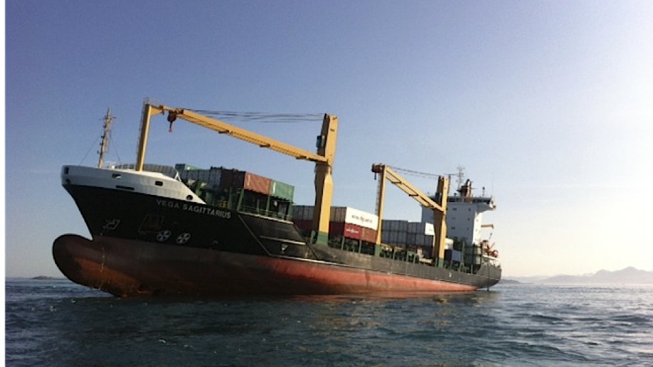 Konteyner Gemisi Kayalara Tırmandı