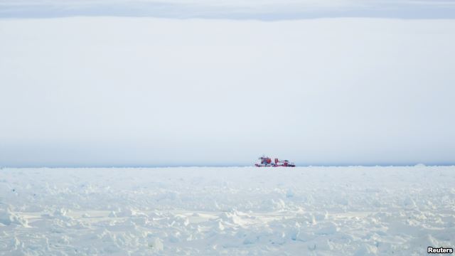 Kurtarmaya giden gemi de buzda sıkıştı