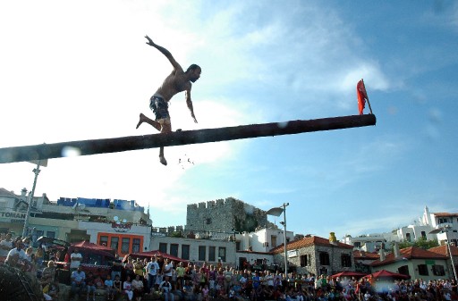 Marmaris'te Yağlı Direk Yarışları