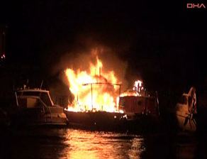 Yanan Tekne Limanı Birbirine Kattı