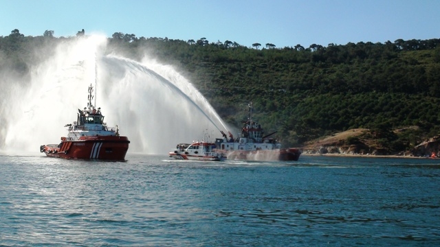 Adadaki Yangını Römorkörler Söndürüyor