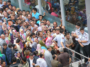 100 YTL'lik Yardım İzdihamı Bitmiyor